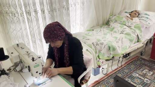 Yatağa bağlı annesine bakmak için belediyedeki işini bırakan kadın, diktiği tokalarla geçimini sağlıyor