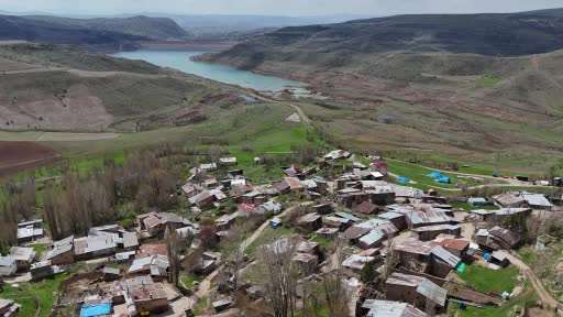 Baraj manzaralı asırlık musalla taşı, köy sakinleri alışsa da ilk kez görenleri ürkütüyor