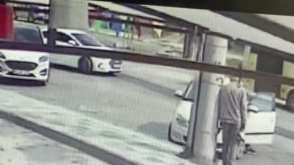 Motosikletle hafifi ticari aracın çarpıştığı kaza kamerada
