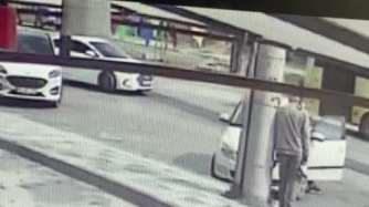 Motosikletle hafifi ticari aracın çarpıştığı kaza kamerada