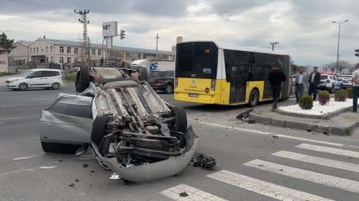 Belediye otobüsü ile otomobil çarpıştı: 9 yaralı