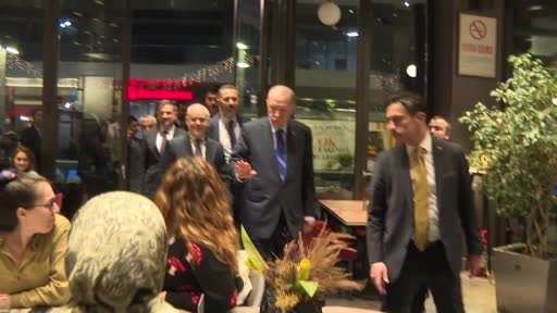 Cumhurbaşkanı Erdoğan, kafede vatandaşlarla sohbet etti
