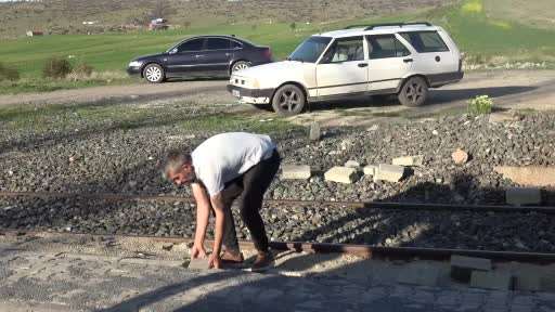 6 aydır paralarını alamadıklarını iddia eden ustalar, yaptıkları yoldaki taşları söktü