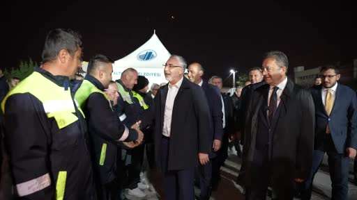Bakan Işıkhan 1 Mayıs’ın ilk dakikalarında işçilerle bir araya geldi