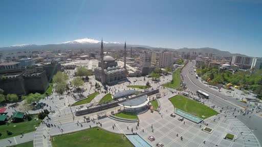 80 tonluk tramvaya kadın eli değdi