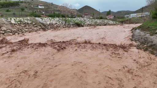 Kırıkkale’de sağanak yağış hayatı felç etti: Tren seferleri durdu, ev ve iş yerlerini su bastı