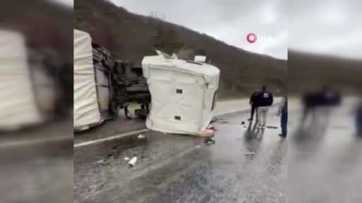 Sivas’ta kontrolden çıkan kamyon devrildi, sürücü yaralandı