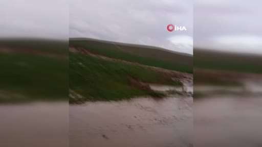 Haymana’da sel nedeniyle bir araç yolda kaldı