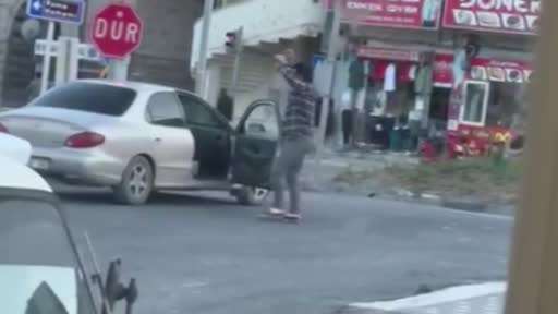 Alkollü şahıs aracından indi, trafikte dans etti: O anlar kamerada