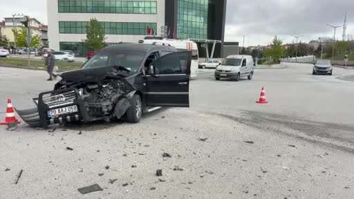 Karaman’da iki hafif ticari araç çarpıştı: 2 yaralı