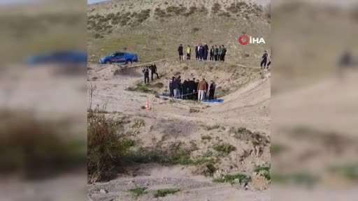 Çoban, boş arazide battaniyeye sarılarak gömülmüş erkek cesedi buldu