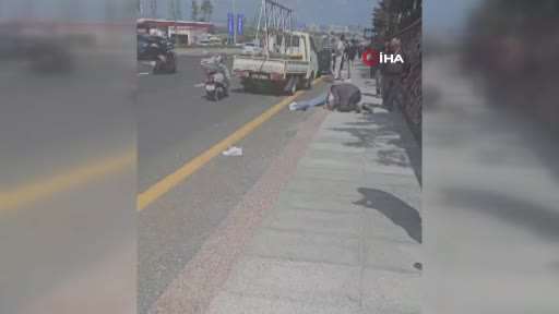 Otomobil, üst geçit ayağına çarptı: 2 yaralı