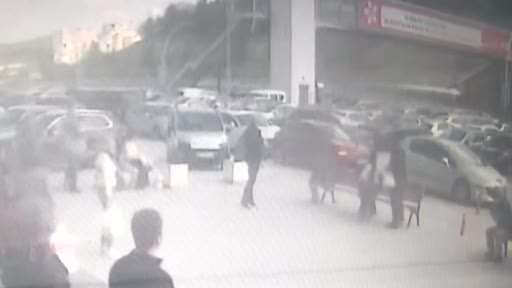 Kontrolden çıkan otomobil otobüs durağına daldı: 2 ağır yaralı