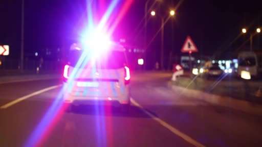 Kovalamaca sonucu yakalanan sürücüyle polisin imtihanı: Araçtan inmedi, alkolmetreye üflemedi