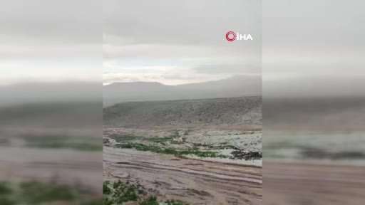 Sivas’ta sağanak ve dolu yağışı sonrası dere taştı