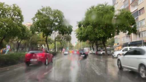 Konya’da vatandaşlar yağışlı haftanın sonunu güneşli havada parklarda değerlendirdi
