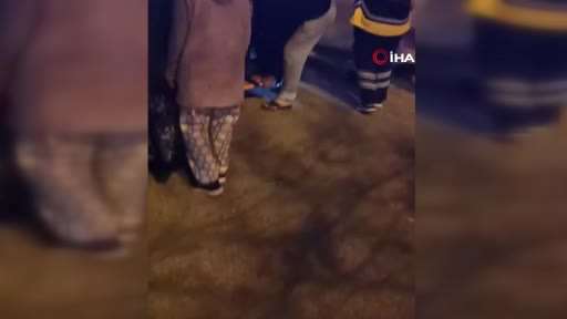 Motosiklet yolun karşısına geçen yayaya çarptı: 2 yaralı
