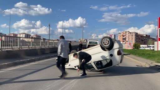 Sivas’ta otomobil devrildi: 3 yaralı