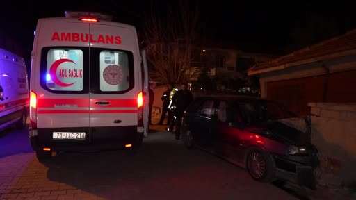 Kırıkkale’de otomobil bahçe duvarına çarptı: 3 yaralı