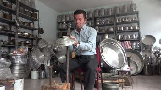 72 yıllık bakır ustasının mesleğini oğlu yaşatıyor