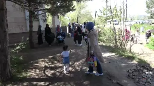 Minikler hem doğada çöp topladı hem de anneleri için bez çanta boyadı