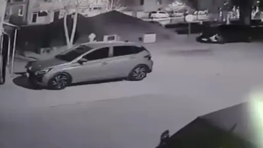 Tazyikli su asfaltı patlattı: İki araçta hasar oluştu
