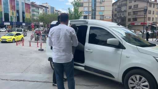 Tartıştığı kişiyi kafasından taşla yaraladı