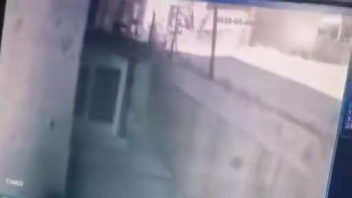 Motosikletlinin kaza anı güvenlik kamerasına yansıdı