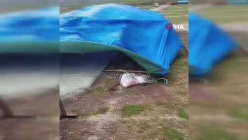 Ankara’da şiddetli rüzgar kurban pazarındaki çadırları uçurdu