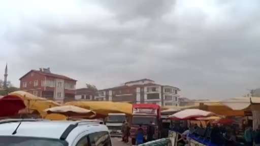Yozgat’ta fırtına pazar yerini uçurdu