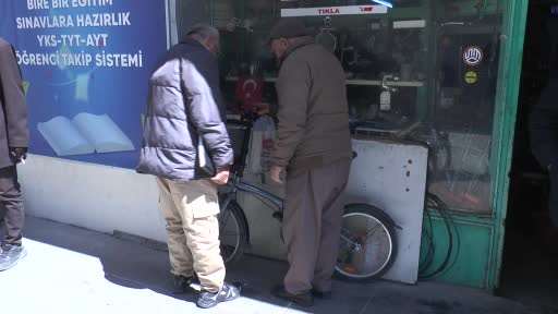 Kanser olan arkadaşının dükkanında bacayı tüttürmeye gayret ediyor