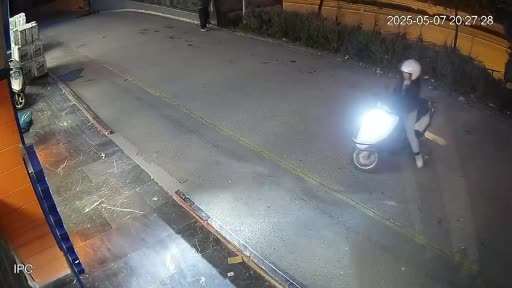 Motosiklet kadın sürücüsü ile birlikte petshop mağazasının camından içeriye daldı