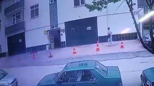 Ankara’da apartmandaki ayakkabı hırsızlığı güvenlik kamerasında