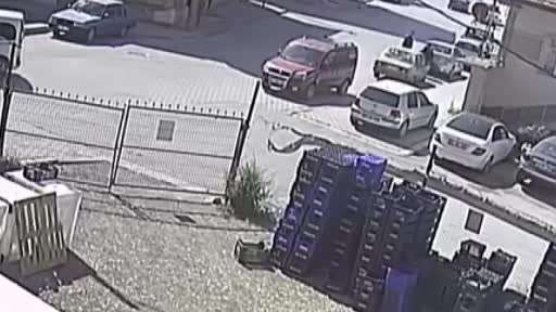 Karaman’da freni boşan hafif ticari aracın 2 otomobile çarpması kamerada
