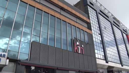 Ankara’da fırtına mağazanın tabelasını uçurdu
