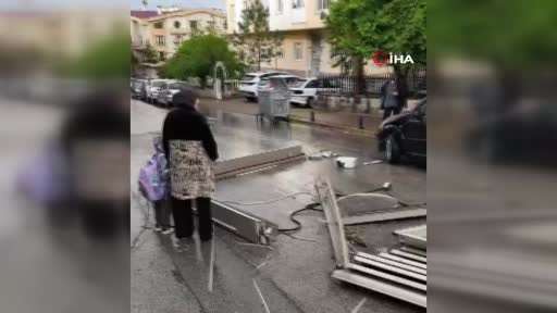 Ankara’da binanın sundurması 3 aracın üzerine devrildi