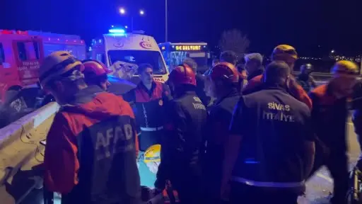 Sivas’ta feci kaza: Tofaş bariyere ok gibi saplandı, sürücüsü yaralandı