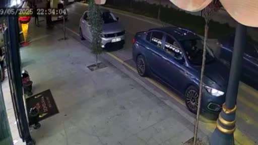 Önündeki araca çarpan otomobil su kanalındaki köprüye saplandı: 2 yaralı