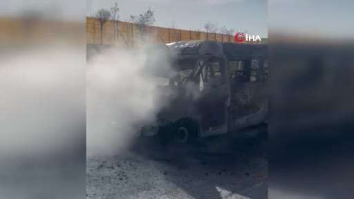 Yangın çıkan minibüs tamamen yanarak kullanılmaz hale geldi