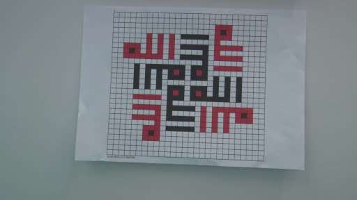 Kağıt üzerine yaptığı Kufi sanatını ahşap küplere döktü