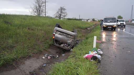 Yağmurun etkisiyle kayganlaşan yolda otomobil takla attı: 4 yaralı