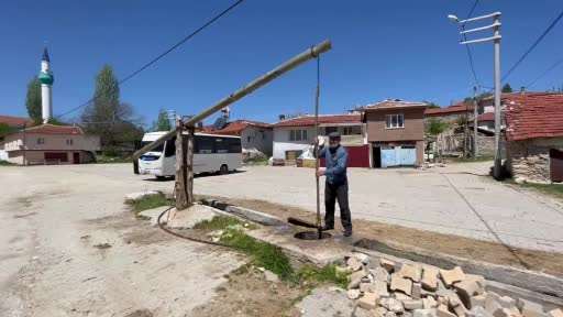 Köylü 100 yıldır su ihtiyacını bu kuyudan karşılıyor