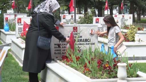 Şehitlikte buruk Anneler Günü