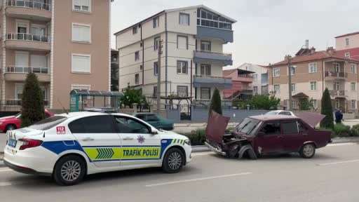 Aydınlatma direğine çarpan otomobil orta refüjü aşarak karşı şeride geçti
