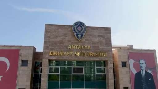 Bakan Yerlikaya duyurdu: 17 ilde 17 ayrı dolandırıcı şebekesine yönelik düzenlenen operasyonlarda 73 kişi tutuklandı