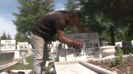 300 mezara gözü gibi bakıyor, Avrupa’dan müşterileri var
