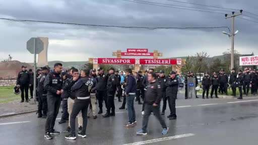 Sivasspor taraftarından tesislerin önünde protesto