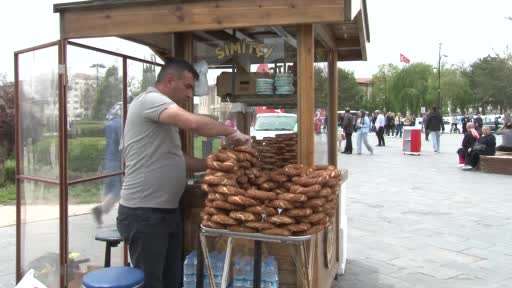 Seyyar simit tezgâhına POS cihazı koydu