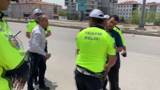 Plakasını bantla kapatıp yola çıktı, yakalanınca, "Cenazemiz var" dedi