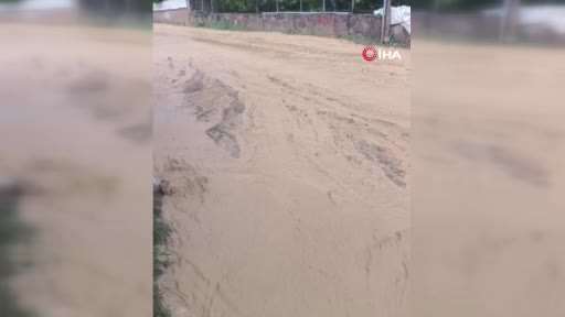 Sivas’ta sağanak sonrasında ahır, sel sularına teslim oldu